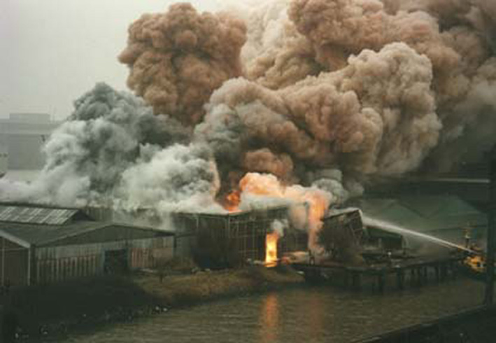 Arnold Schalks, Bühne de BovenLucht, Brandschat, CMI-brand, 28 februari 1996, Rotterdam, foto © Joannes Hoes